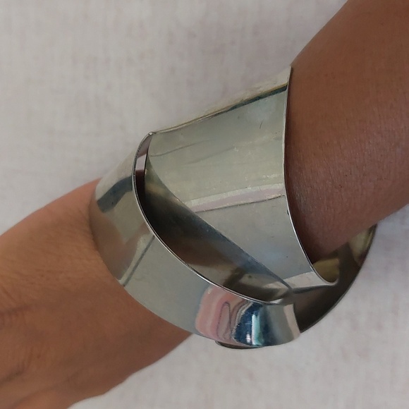 Unusual Design Structured Silver Tone Wide Bangle Bracelet Sleek Modernist - Picture 3 of 11